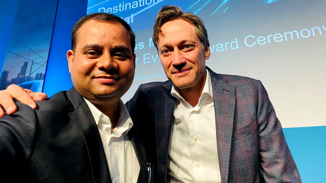 MOBATIME at InnoTrans 2022 Exhibition MOBATIMEs Sales Manager Prashant Saxena with CEO of Siemens Energy